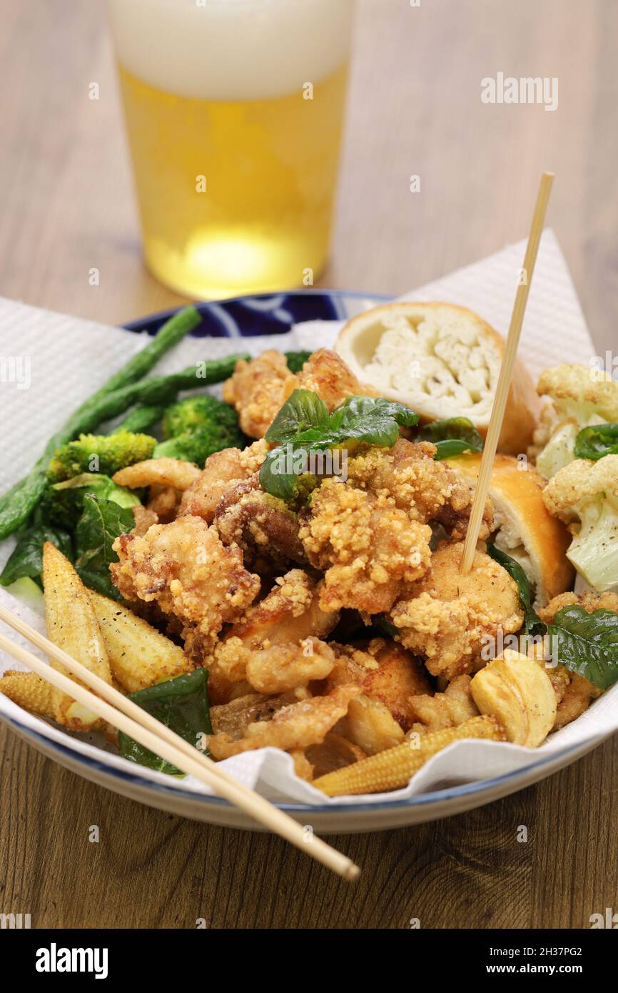 Pollo di popcorn taiwanese con basilico fritto, e di solito si può scegliere altri ingredienti per ottenere fritto e mescolato insieme, come aglio, basilico, br Foto Stock