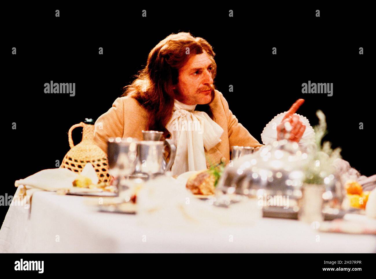 David Bradley (Cleanede) a TARTUFFE di Moliere alla Royal Shakespeare Company (RSC), The Pit, Barbican Theatre, Londra EC2 28/07/1983 tradotto da Christopher Hampton design: Alison Chitty Lighting: Leo Leibovici regista: Bill Alexander Foto Stock