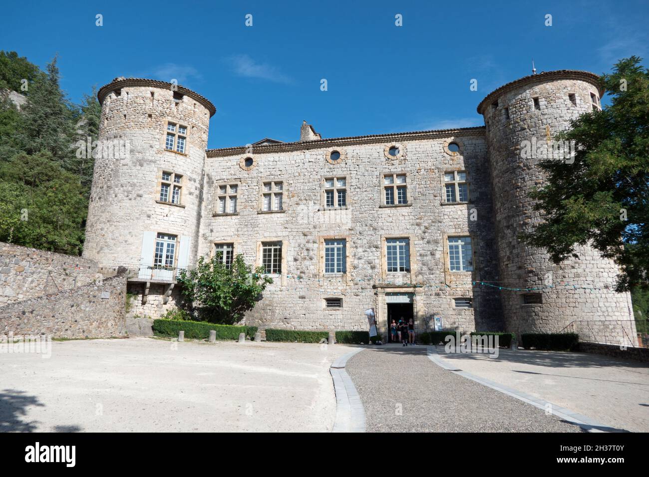 Château del marchese di Vogüé, un castello medievale fortificato in Francia. Monumento francese e punto di riferimento turistico in piccolo villaggio Foto Stock