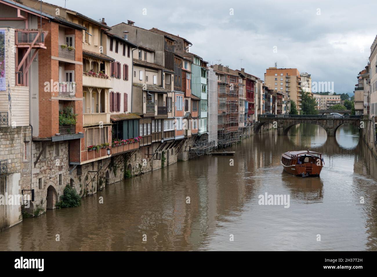 Vista di Castres, caratteristica città vecchia francese con case tradizionali e barca sul fiume Agout. Piccola città come destinazione di viaggio nel dipartimento del Tarn Foto Stock