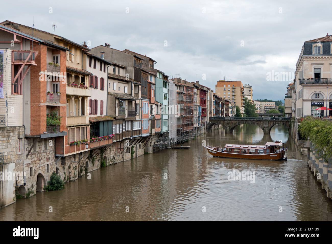 Vista di Castres, caratteristica città vecchia francese con case tradizionali e barca sul fiume Agout. Piccola città come destinazione di viaggio nel dipartimento del Tarn Foto Stock
