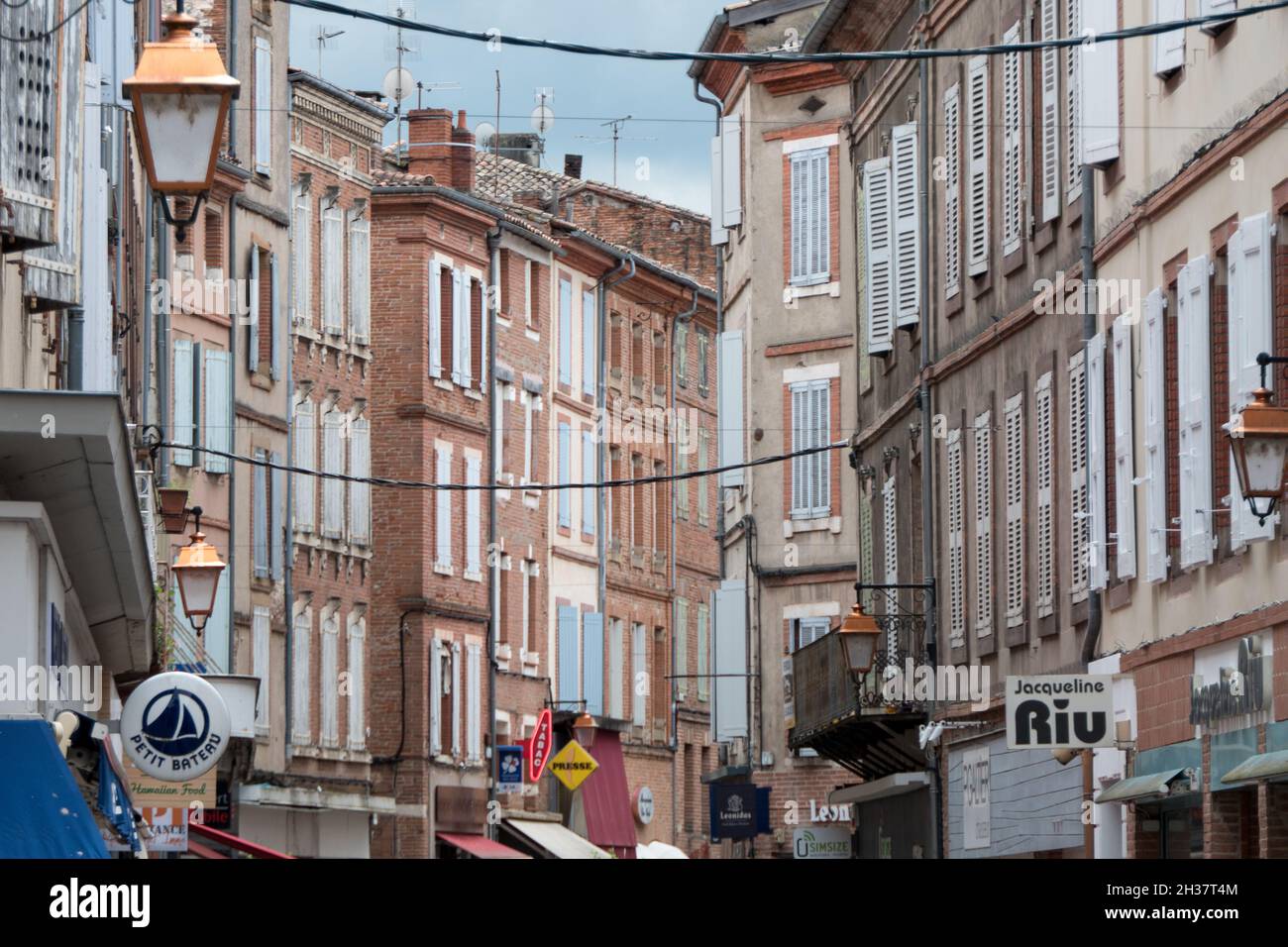 Vista degli edifici in rue Sainte Cécile, strada nel centro di Albi, bella città francese nel sud della Francia Foto Stock