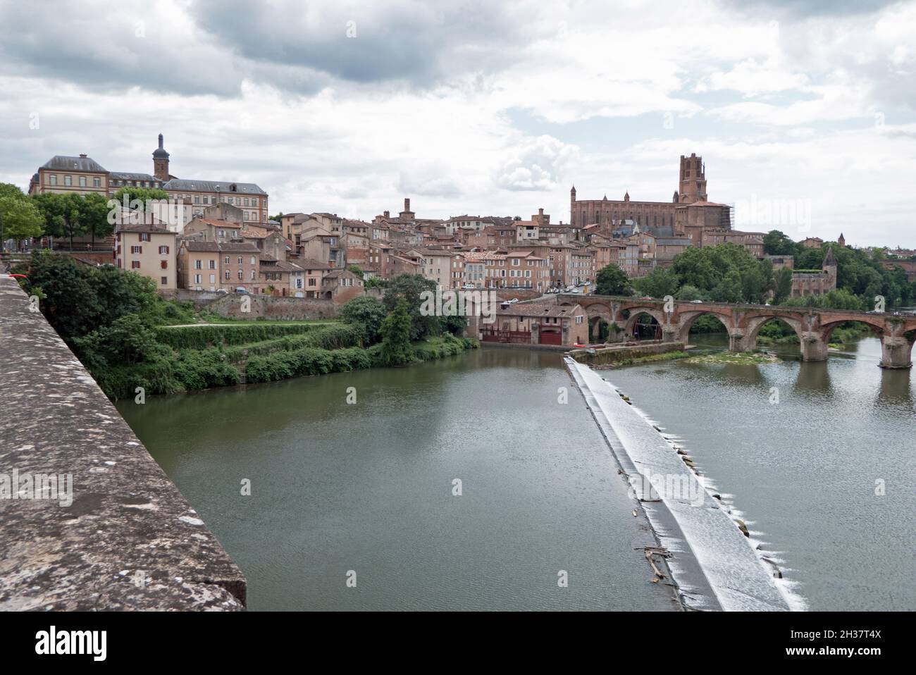 Vista di Albi, bella città francese con Sainte-Cecile cattedrale e vecchio ponte sul fiume Tarn. Città come destinazione di viaggio nel dipartimento del Tarn, Occitani Foto Stock