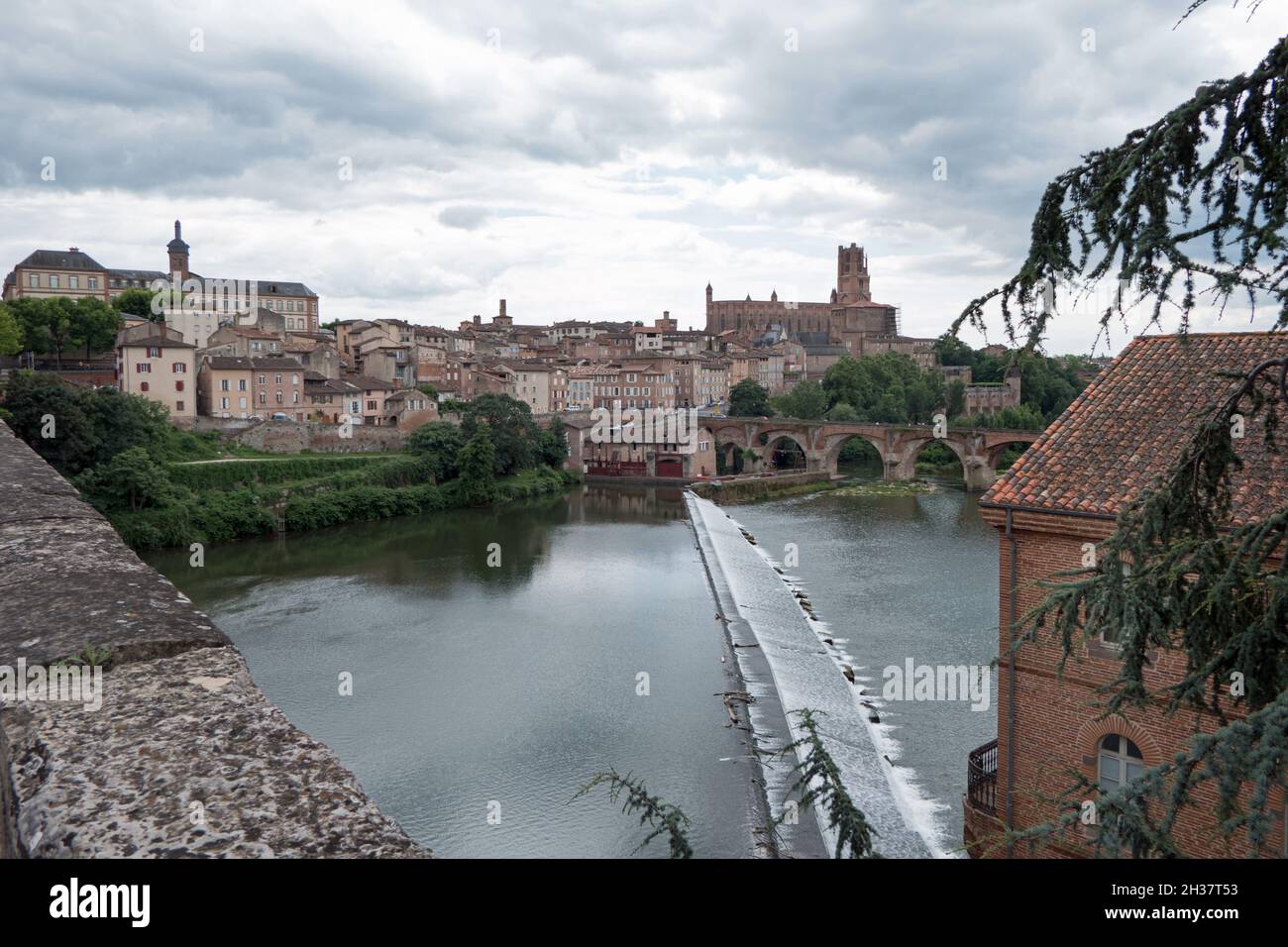 Vista di Albi, bella città francese con Sainte-Cecile cattedrale e vecchio ponte sul fiume Tarn. Città come destinazione di viaggio nel dipartimento del Tarn, Occitani Foto Stock