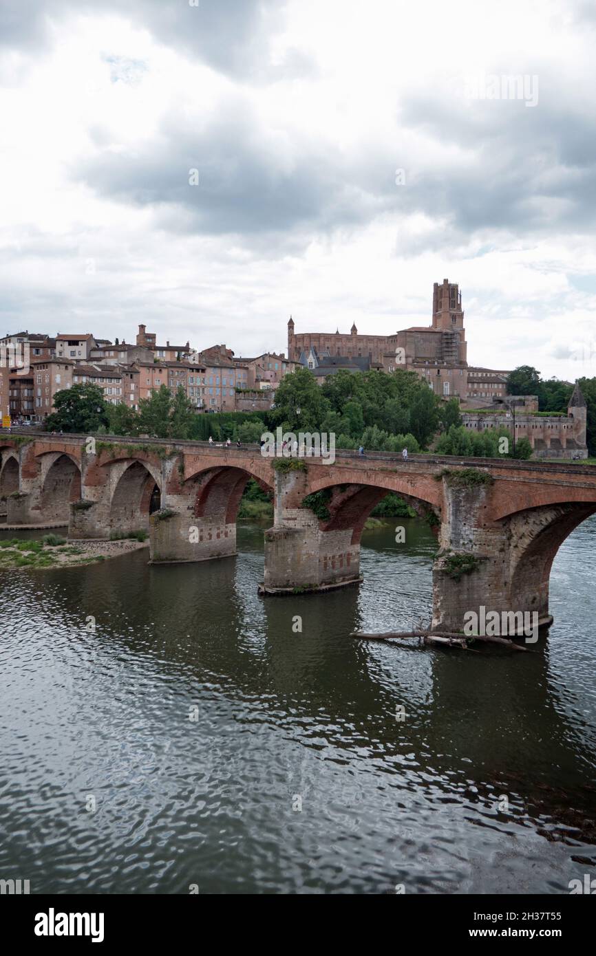 Vista di Albi, bella città francese con Sainte-Cecile cattedrale e vecchio ponte sul fiume Tarn. Città come destinazione di viaggio nel dipartimento del Tarn, Occitani Foto Stock