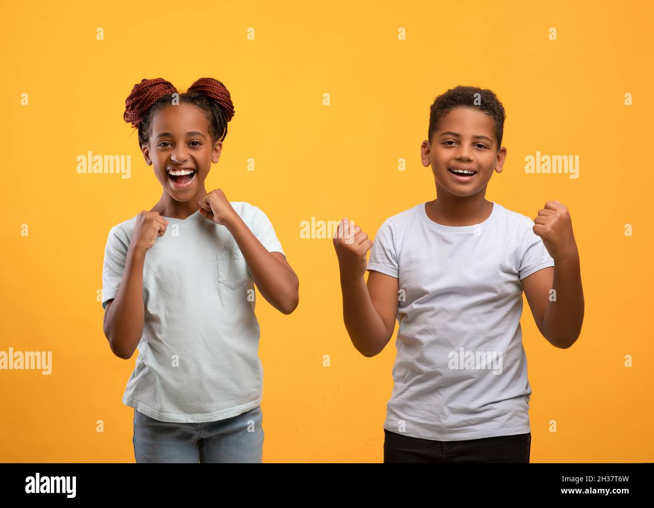 Fratelli neri emotivi che celebrano il successo sul giallo Foto stock -  Alamy