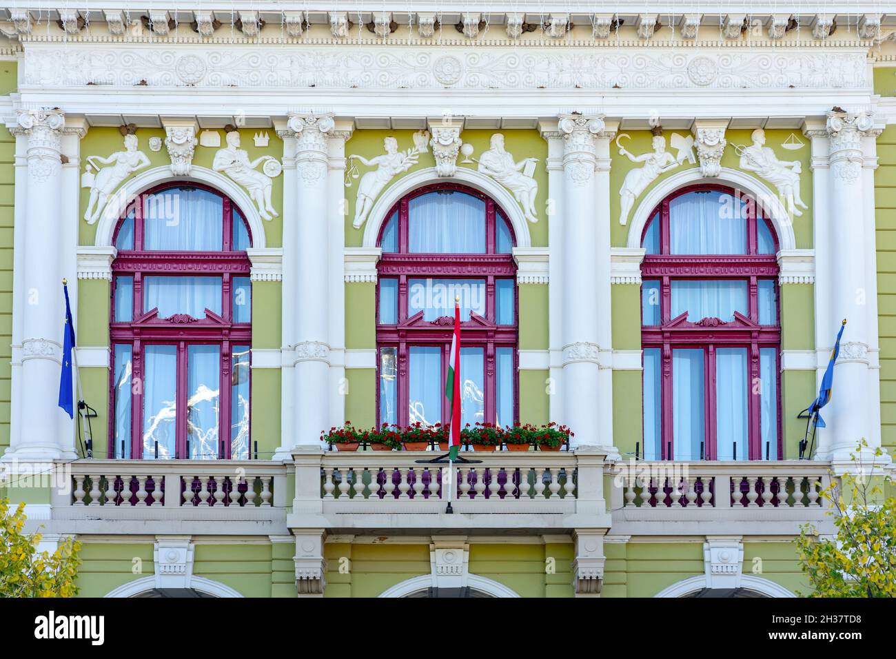 Edificio decorato in verde in Eger Ungheria Foto Stock