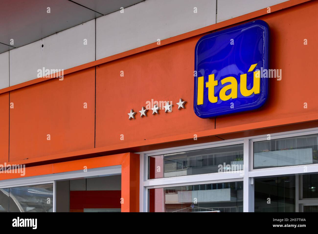 São PAULO, SP - 26.10.2021: Itaú PROJETA RETRAÇÃO da ECONOMIA NO BR - filiale Banco Itaú in Av. Paulista, questo Martedì (26). Itaú Unibanco inizia a proiettare una retrazione dell'economia brasiliana nel 2022. (Foto: Roberto Casimiro/Fotoarena) Foto Stock