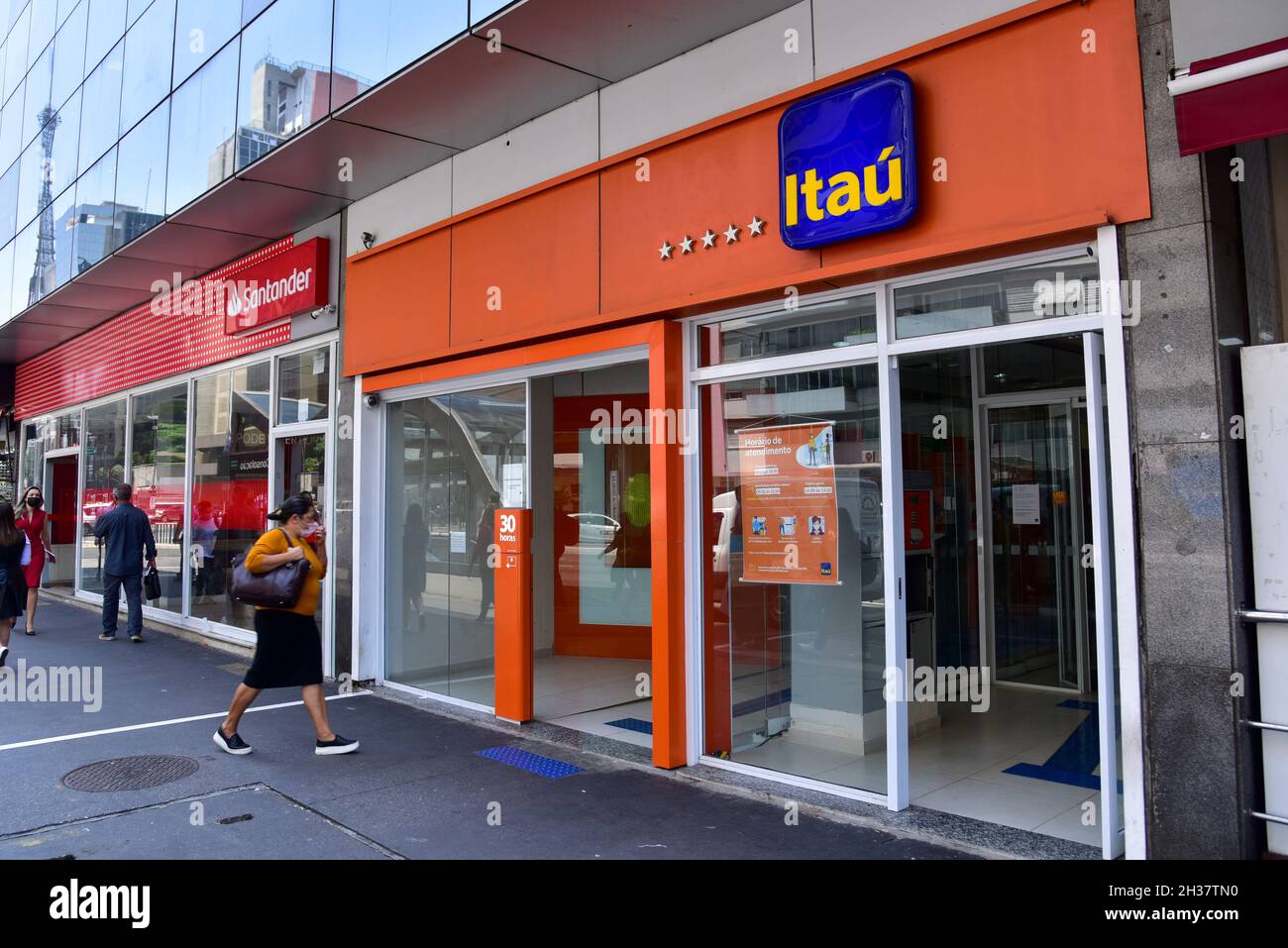 São PAULO, SP - 26.10.2021: Itaú PROJETA RETRAÇÃO da ECONOMIA NO BR - Banco Itaú e Santander su Av. Paulista, questo Martedì (26). Itaú Unibanco inizia a proiettare una retrazione dell'economia brasiliana nel 2022. (Foto: Roberto Casimiro/Fotoarena) Foto Stock