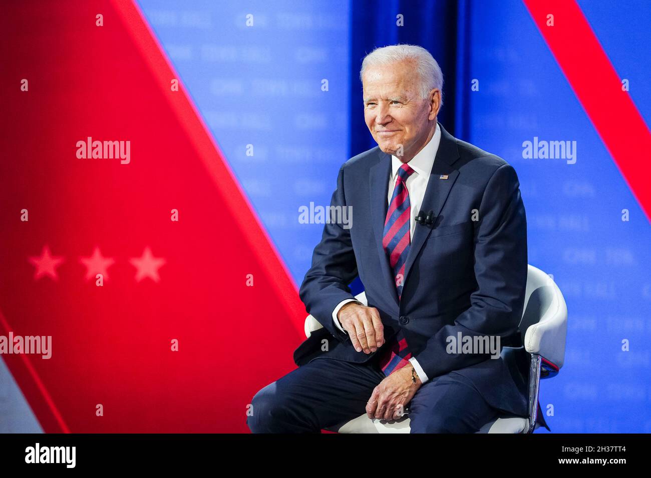 Cincinnati, Stati Uniti d'America. 21 luglio 2021. Il presidente degli Stati Uniti Joe Biden durante un evento del municipio della CNN con il moderatore Don Lemon, a destra, alla Mount St. Joseph University, 21 luglio 2021 a Cincinnati, Ohio. Credit: Adam Schultz/White House Photo/Alamy Live News Foto Stock