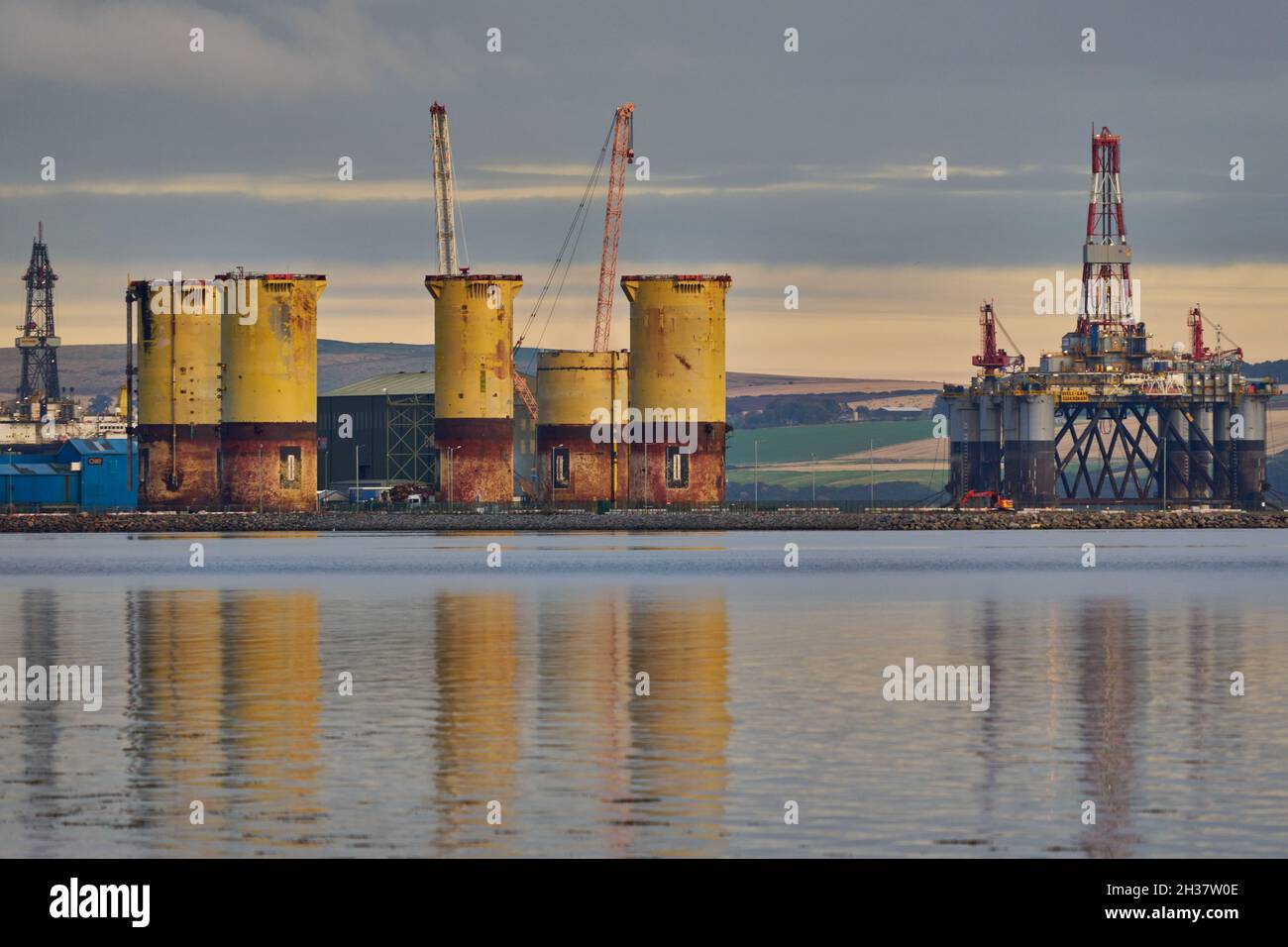 Piattaforme petrolifere in costruzione a Cromarty Firth, Scozia. Foto Stock