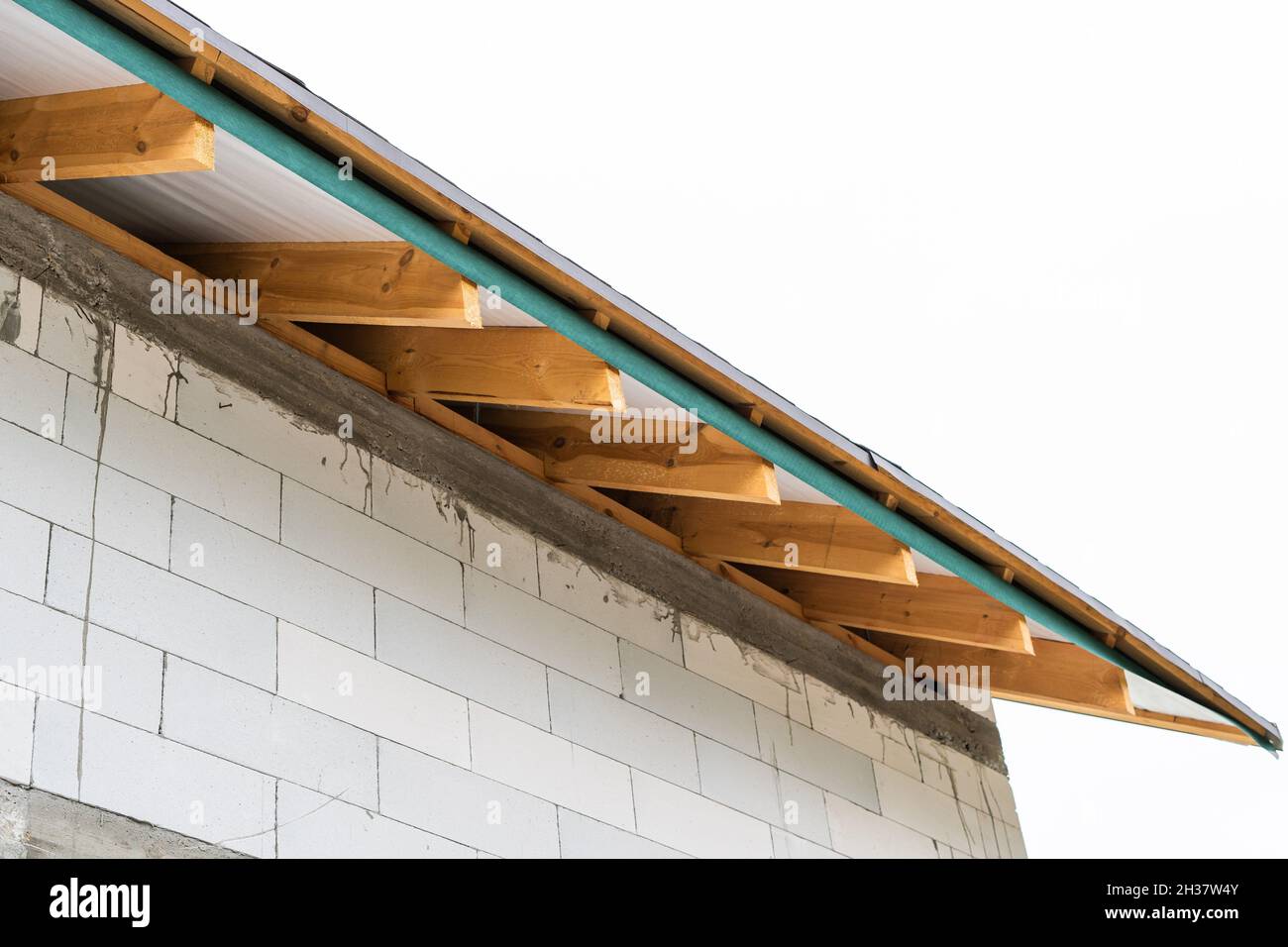 Stanghetta del tetto di una casa privata durante la costruzione Foto Stock