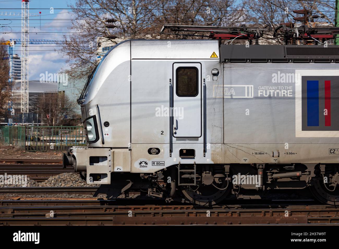 Budapest, Ungheria - 13 marzo 2021: Trasporto ferroviario internazionale. Carro ferroviario per il trasporto merci alla stazione ferroviaria. Trasporto e spedizione globale. Foto Stock