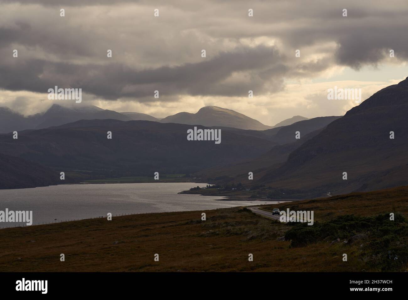 Guardando a est lungo Little Loch Broom, in Scozia. Foto Stock
