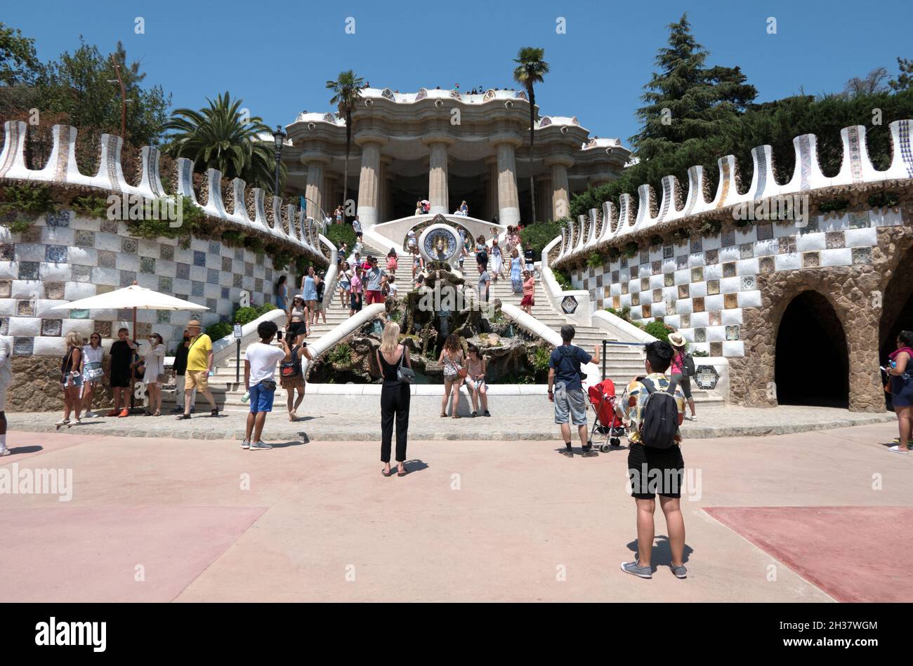 Vista urbana di Barcellona, Spagna con gente e turisti in visita al Parc Güell (o Parco Guell) di Antoni Gaudí. Famosa città spagnola in Catalogna Foto Stock