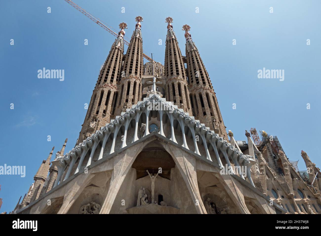 Vista sulla città di Barcellona, Spagna con la basilica della Sagrada Familia di Antoni Gaudi. Monumento incompiuto come attrazione turistica e destinazione di viaggio Foto Stock