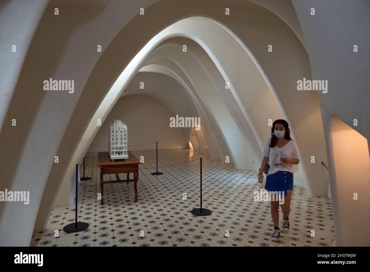 Vista urbana di Barcellona, Spagna con interno di Casa Batlló (Casa Batllo) progettato da Antoni Gaudi. Famoso punto di riferimento per turisti e visitatori Foto Stock