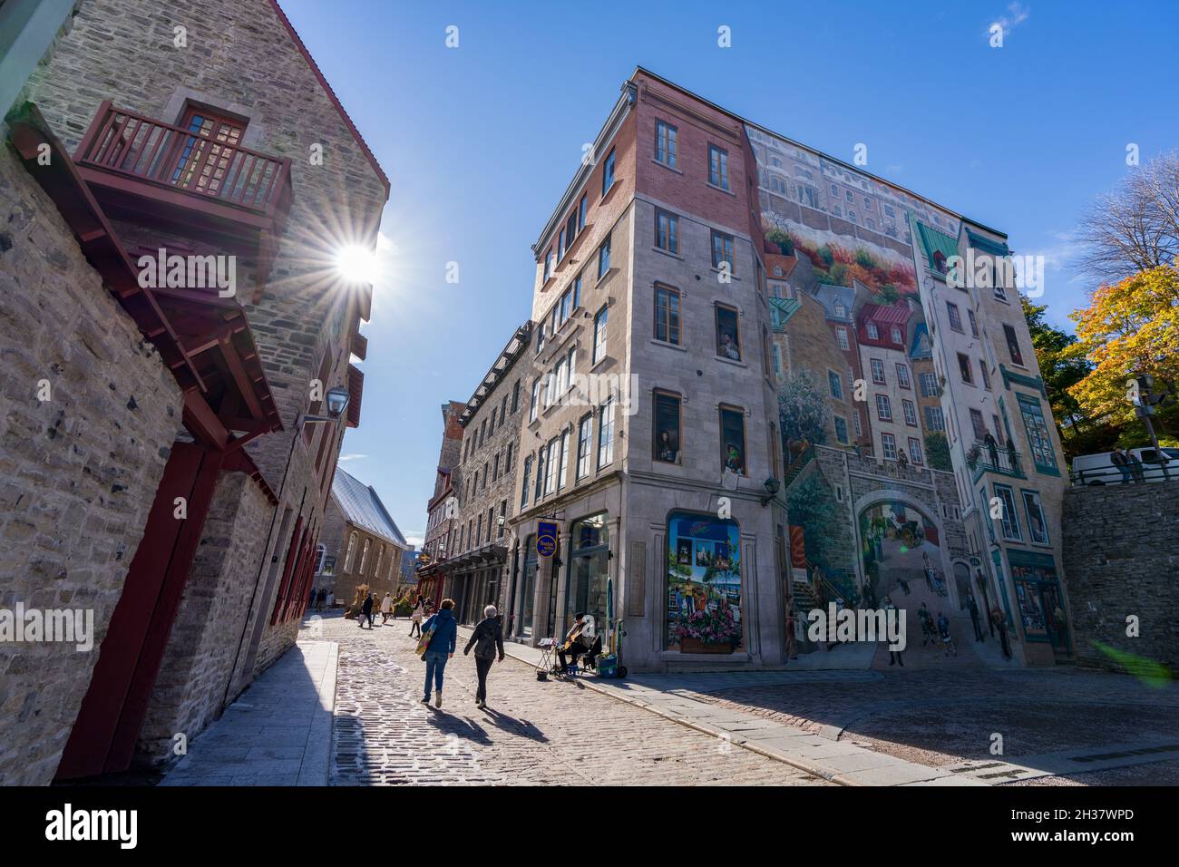 Quebec, Canada - Ottobre 20 2021 : Arte del Muro di fresco nel centro storico di Quebec City in autunno giorno di sole. Murale di Quebecers. Foto Stock