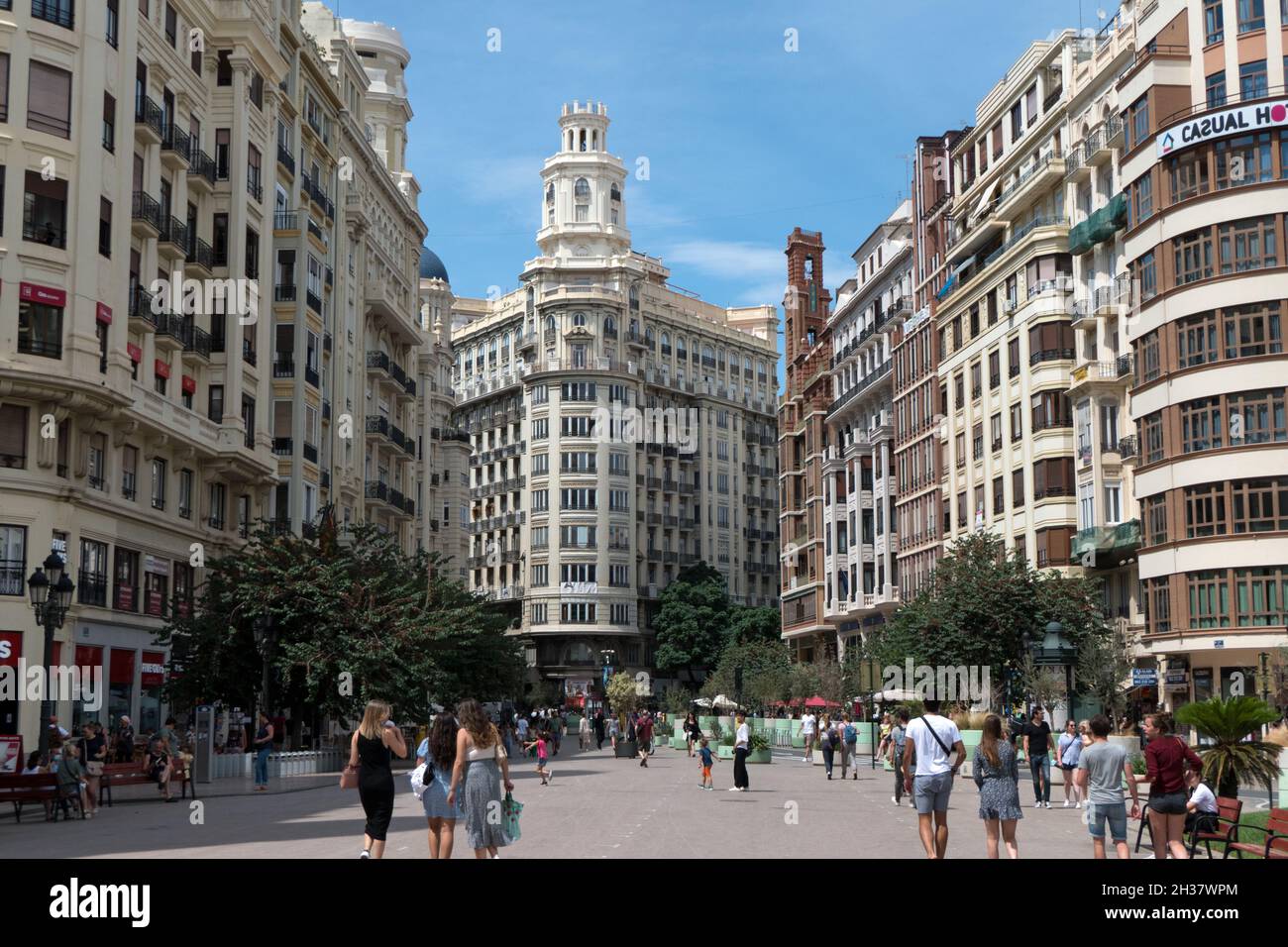 Vista urbana di Valencia, Spagna con Plaza del Ayuntamiento, piazza centrale con gente a piedi. Città spagnola come attrazione turistica, destinazione di viaggio Foto Stock