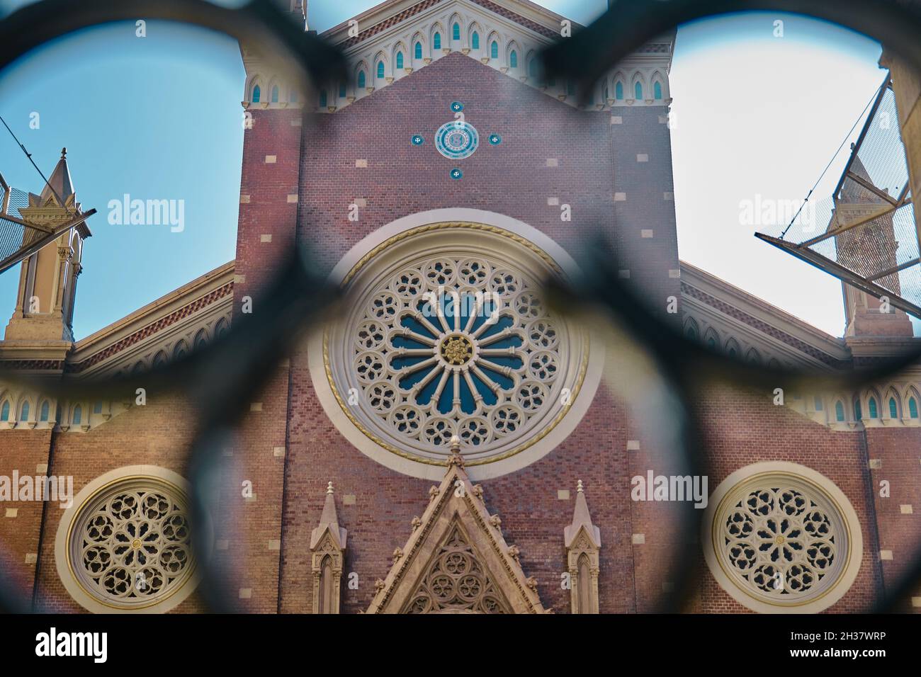 Chiesa di Sant'Antonio da Padova (S. Antuan Katolik Kilisesi), Istanbul dietro le recinzioni durante la mattina presto Foto Stock