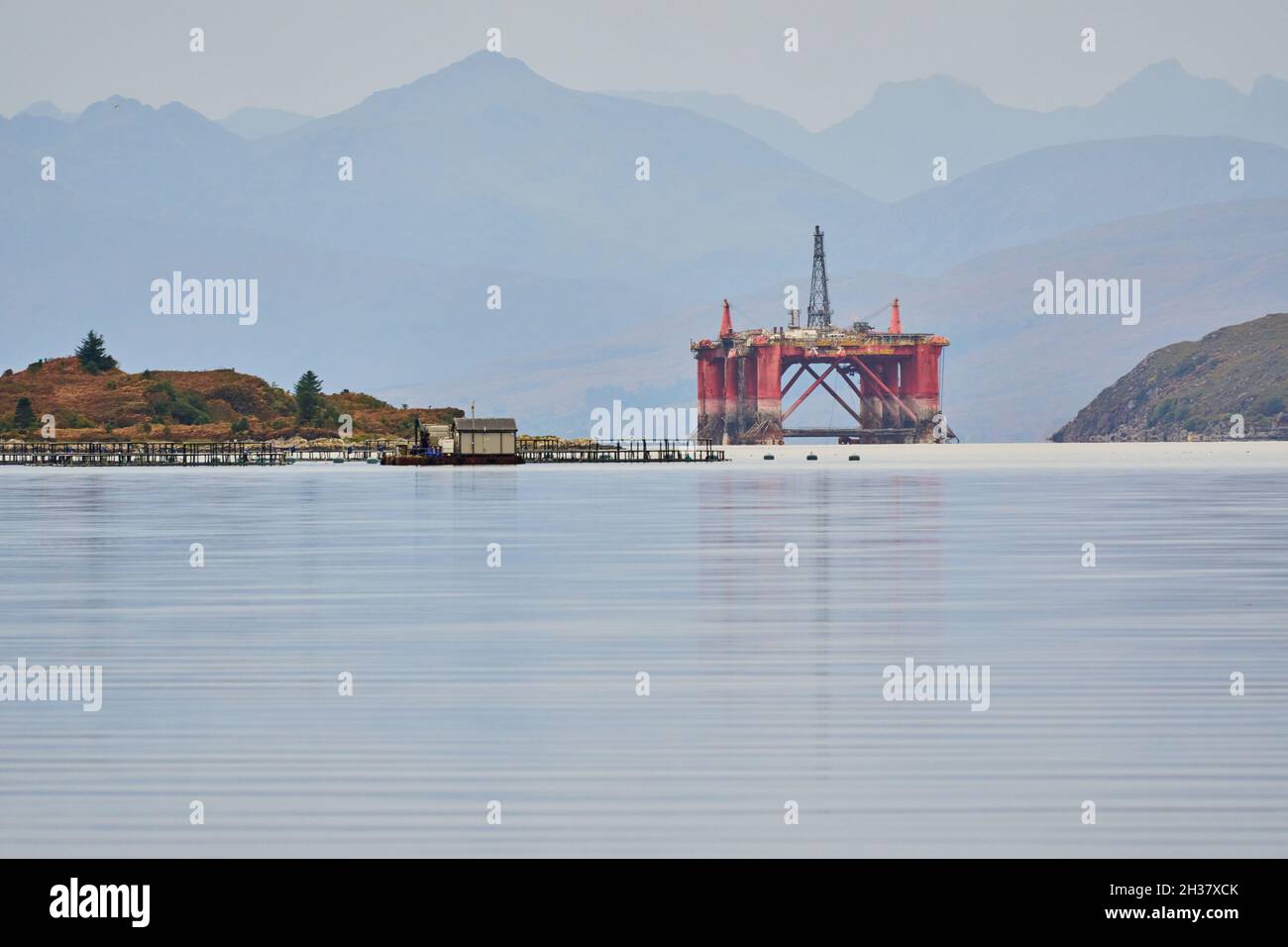 Guardando attraverso Loch Kishorn su una piattaforma petrolifera, con l'Isola di Skye sullo sfondo. Foto Stock