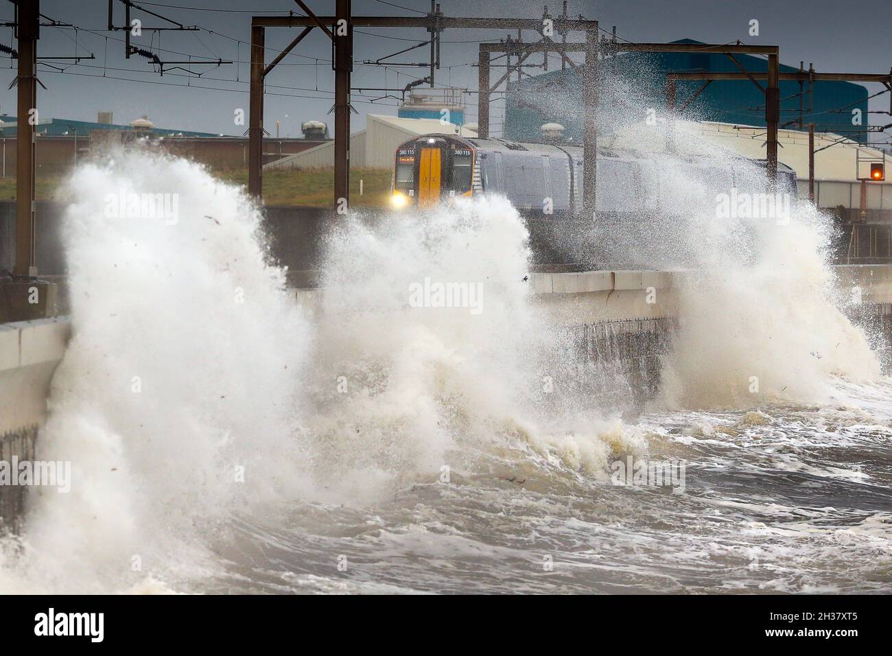 Saltcoats, Regno Unito. 26 ottobre 2021. Forti venti che guastano oltre 50 mph sulla costa occidentale dell'Ayrshire, Scozia ha causato onde di circa 20 metri di altezza che si schiantano nella passeggiata a Seaview Road, il popolare passaggio pedonale tra Saltcoats e Stevenston., credito: Findlay/Alamy Live News Foto Stock