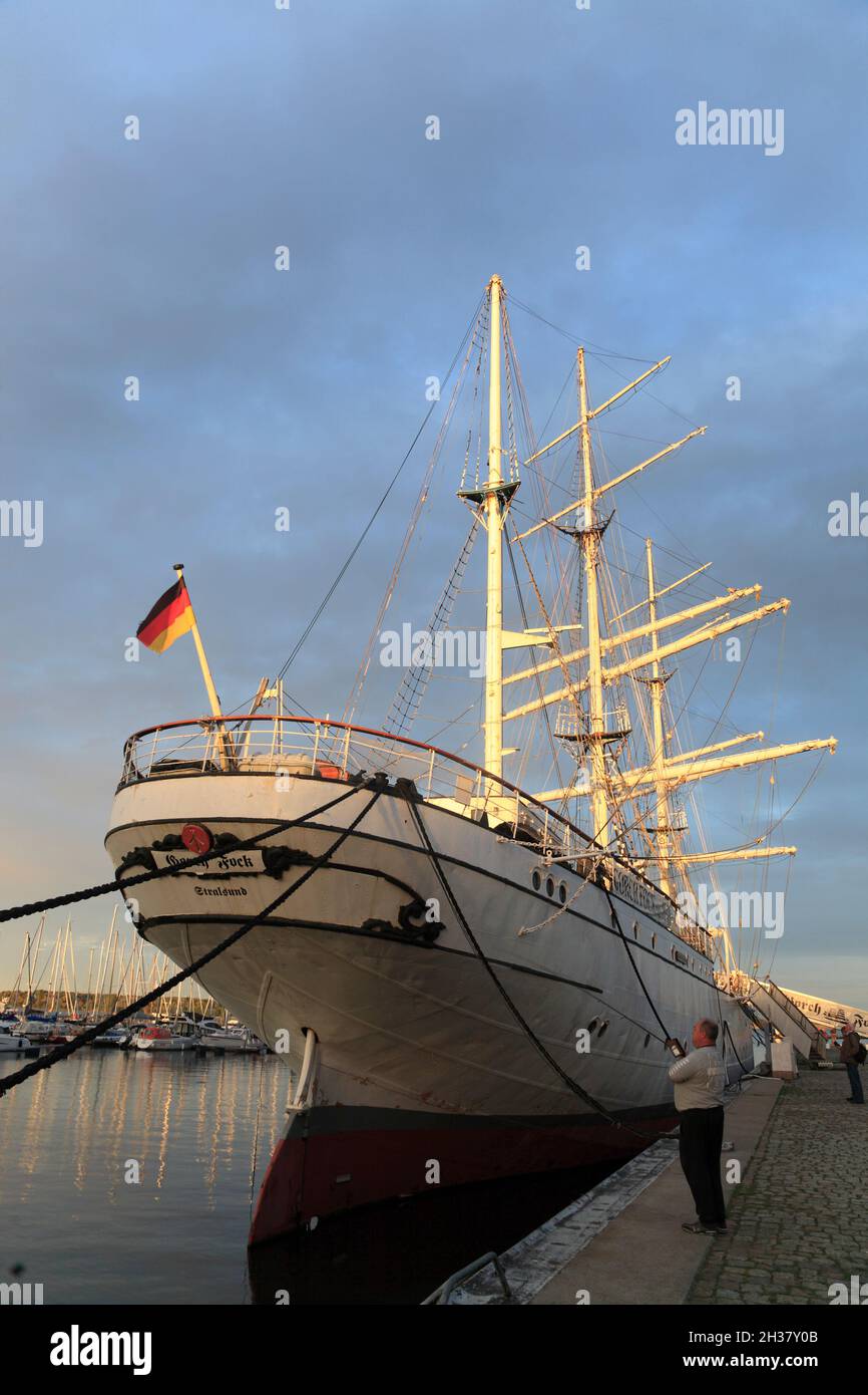 Nave a vela Gorch Fock 2 nel porto, città anseatica Stralsund, Meclemburgo Pomerania occidentale, Germania, Europa Foto Stock