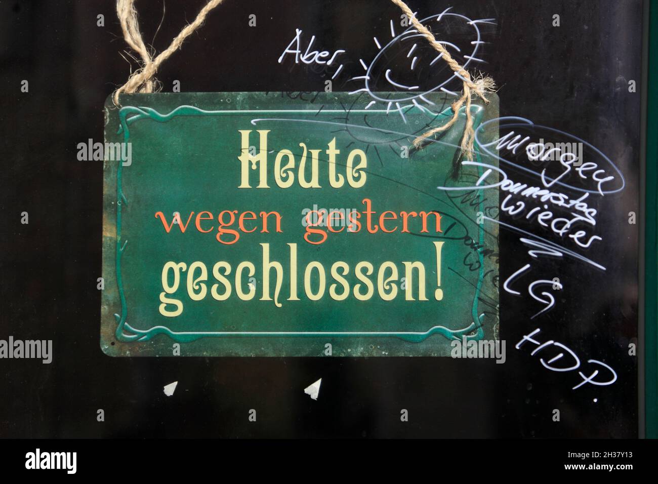 Cartello chiuso presso la porta del negozio, Hanseatic City Stralsund, Meclemburgo Pomerania occidentale, Germania, Europa Foto Stock