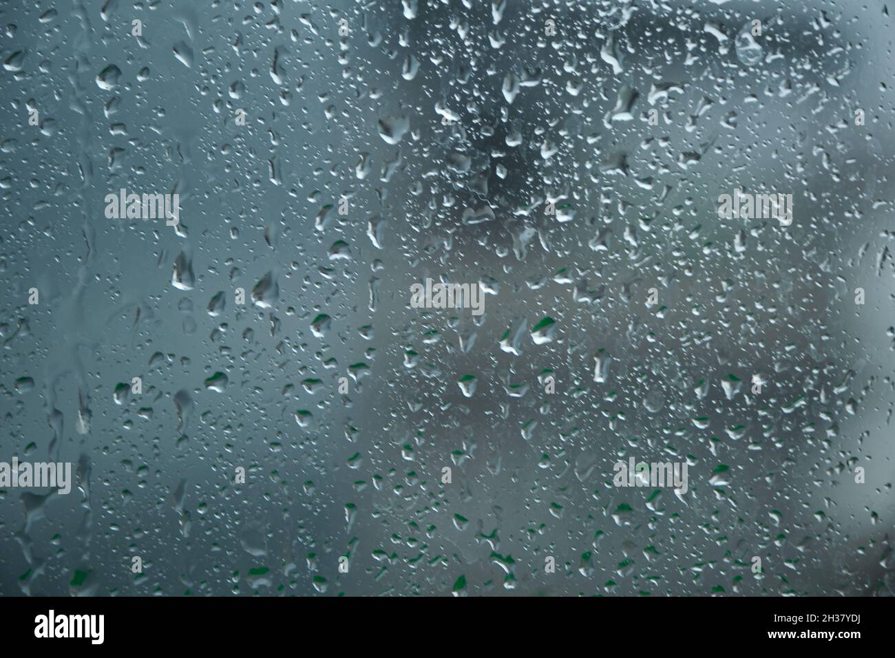 Gocce di pioggia sul vetro delle finestre. Foto Stock