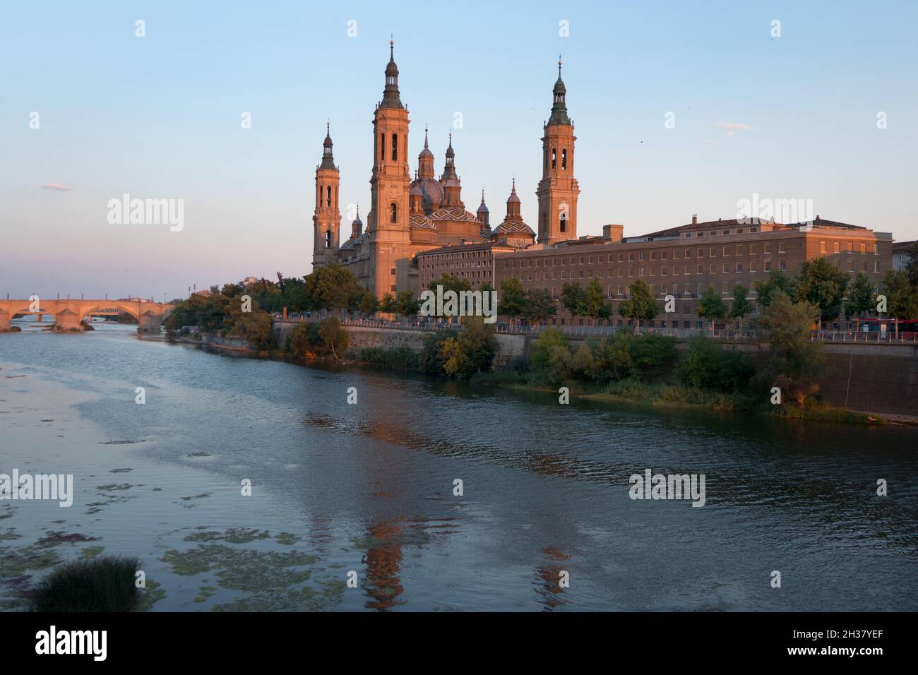 Vista urbana di Saragozza, Spagna con la Basilica Cattedrale di nostra Signora del pilastro, una chiesa cattolica romana. Famosa città spagnola sul fiume Ebro Foto Stock