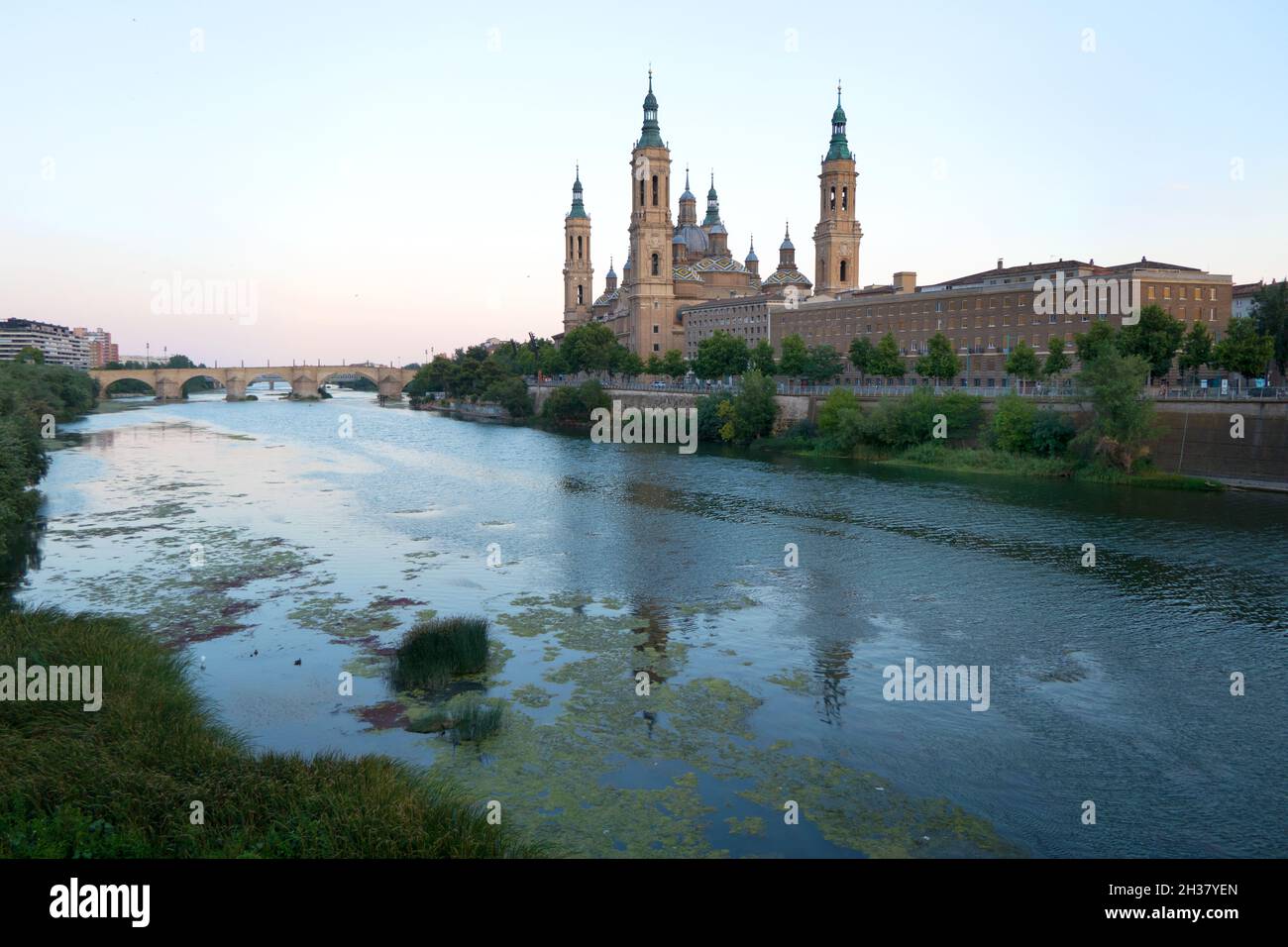 Vista urbana di Saragozza, Spagna con la Basilica Cattedrale di nostra Signora del pilastro, una chiesa cattolica romana. Famosa città spagnola sul fiume Ebro Foto Stock