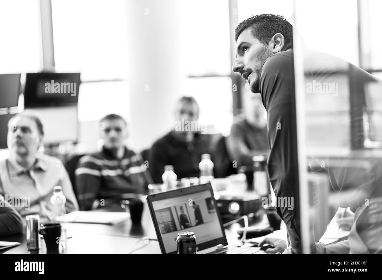 Manager che offre una presentazione aziendale sull'evento di riunione aziendale. Foto Stock