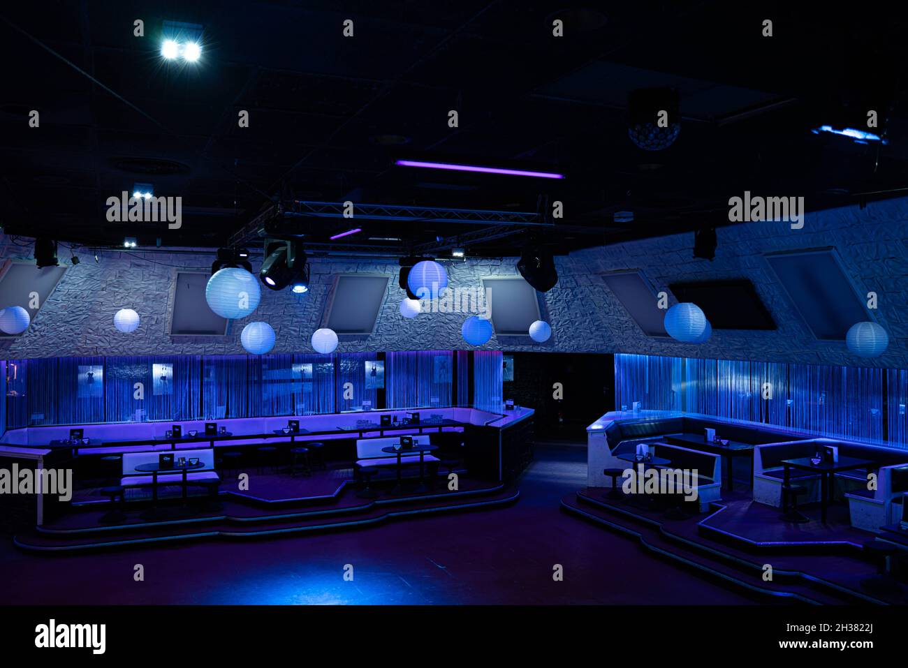 nightclub vuoto ed elegante europeo con luci luminose chiuse durante il blocco pandemico. Germania 2021 Foto Stock