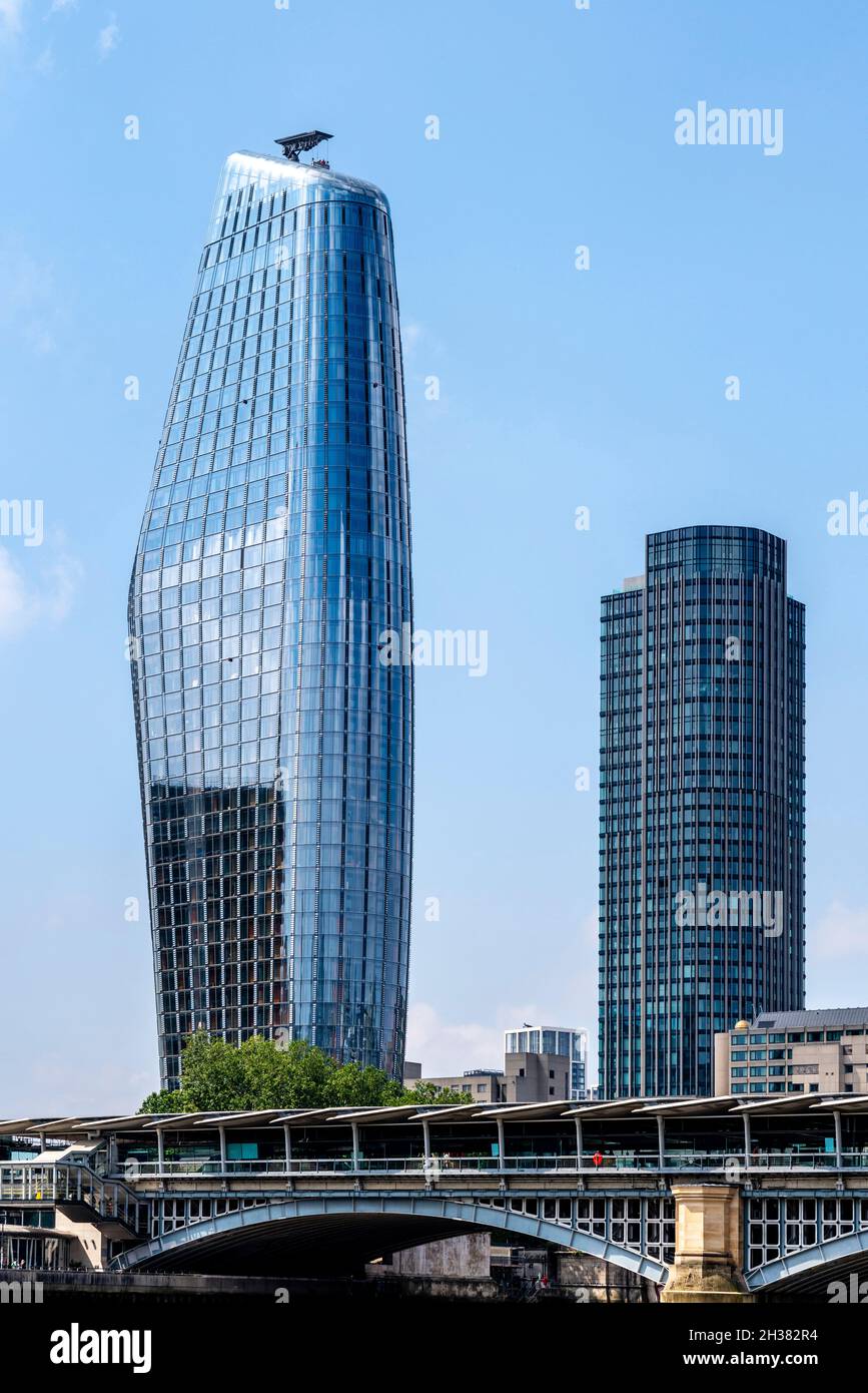 Un edificio Blackfriars (sulla sinistra) e la South Bank Tower, Londra, Regno Unito. Foto Stock