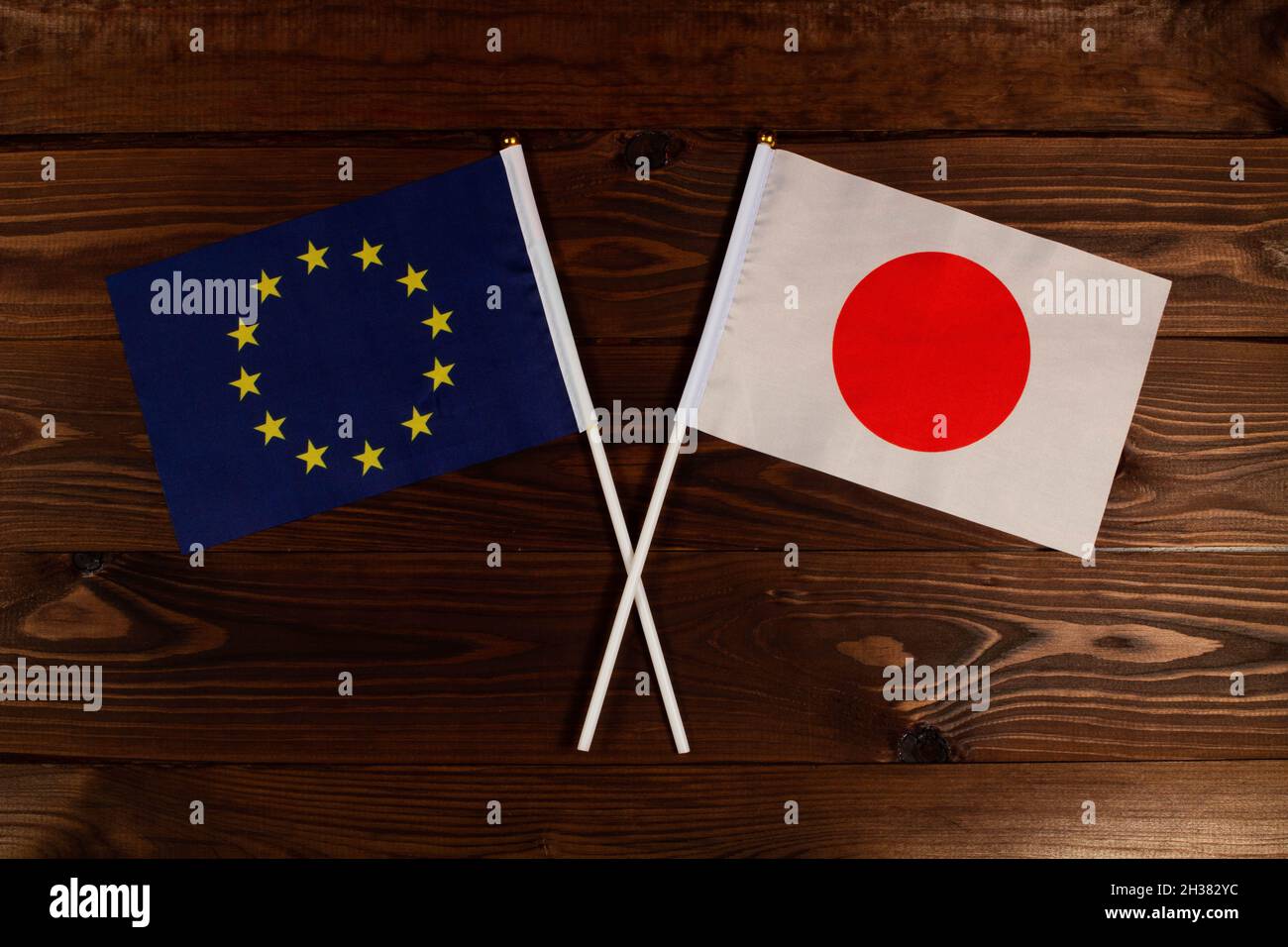 Bandiera dell'Unione europea e bandiera di * incrociate tra loro. L'immagine illustra il rapporto tra i paesi. Fotografia per notizie video Foto Stock
