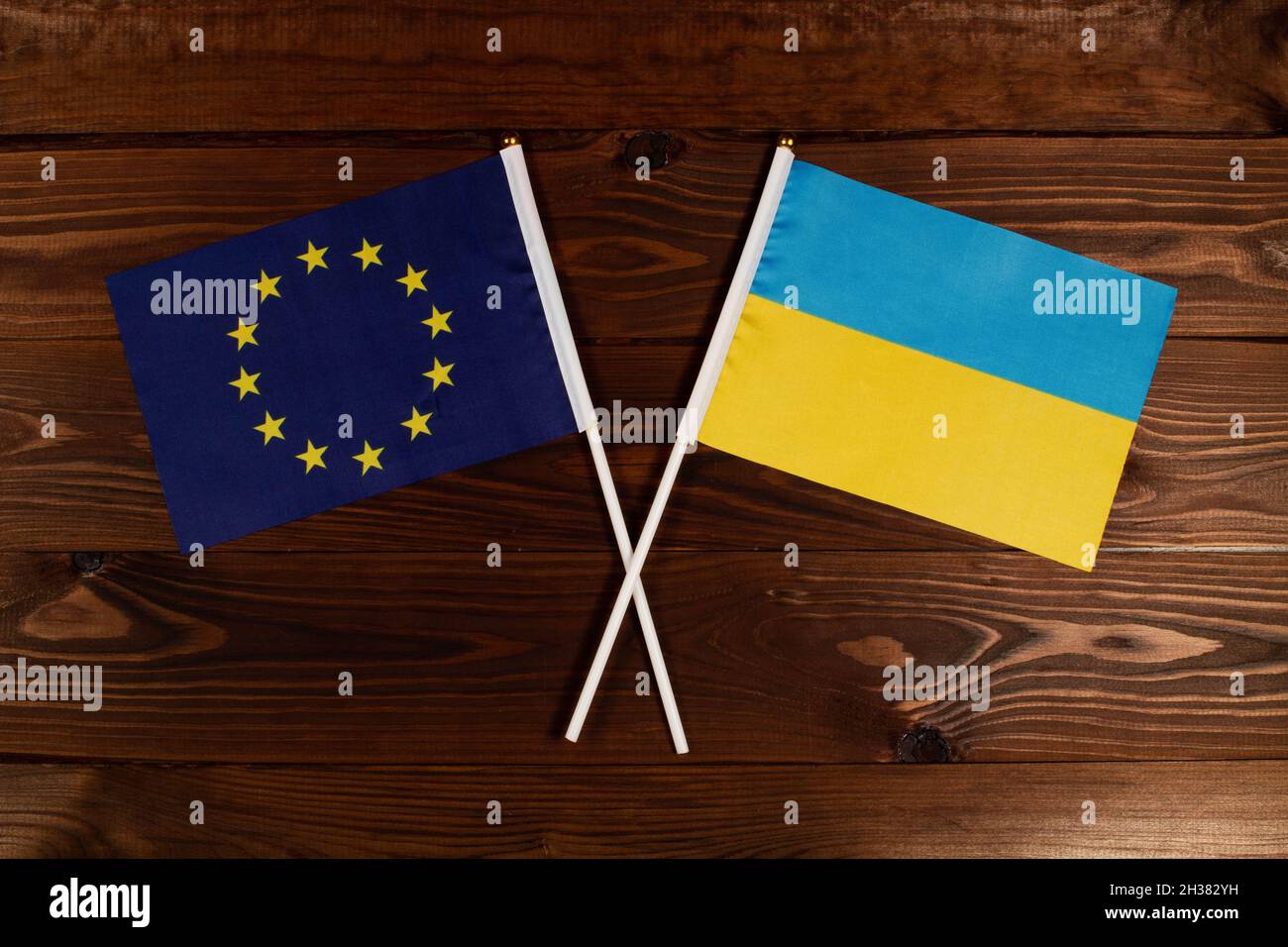 Bandiera dell'Unione europea e bandiera di * incrociate tra loro. L'immagine illustra il rapporto tra i paesi. Fotografia per notizie video Foto Stock