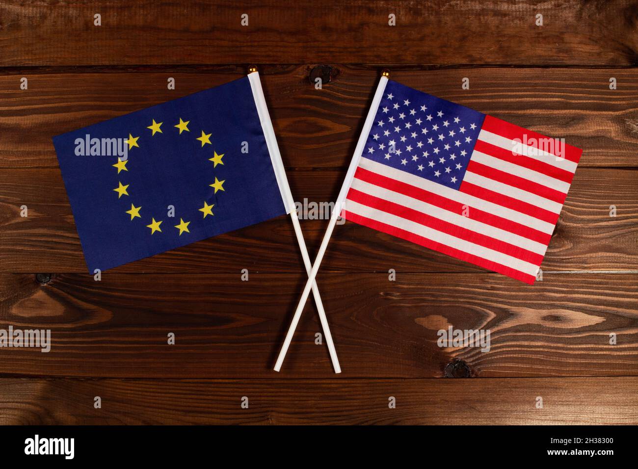 Bandiera dell'Unione europea e bandiera di * incrociate tra loro. L'immagine illustra il rapporto tra i paesi. Fotografia per notizie video Foto Stock