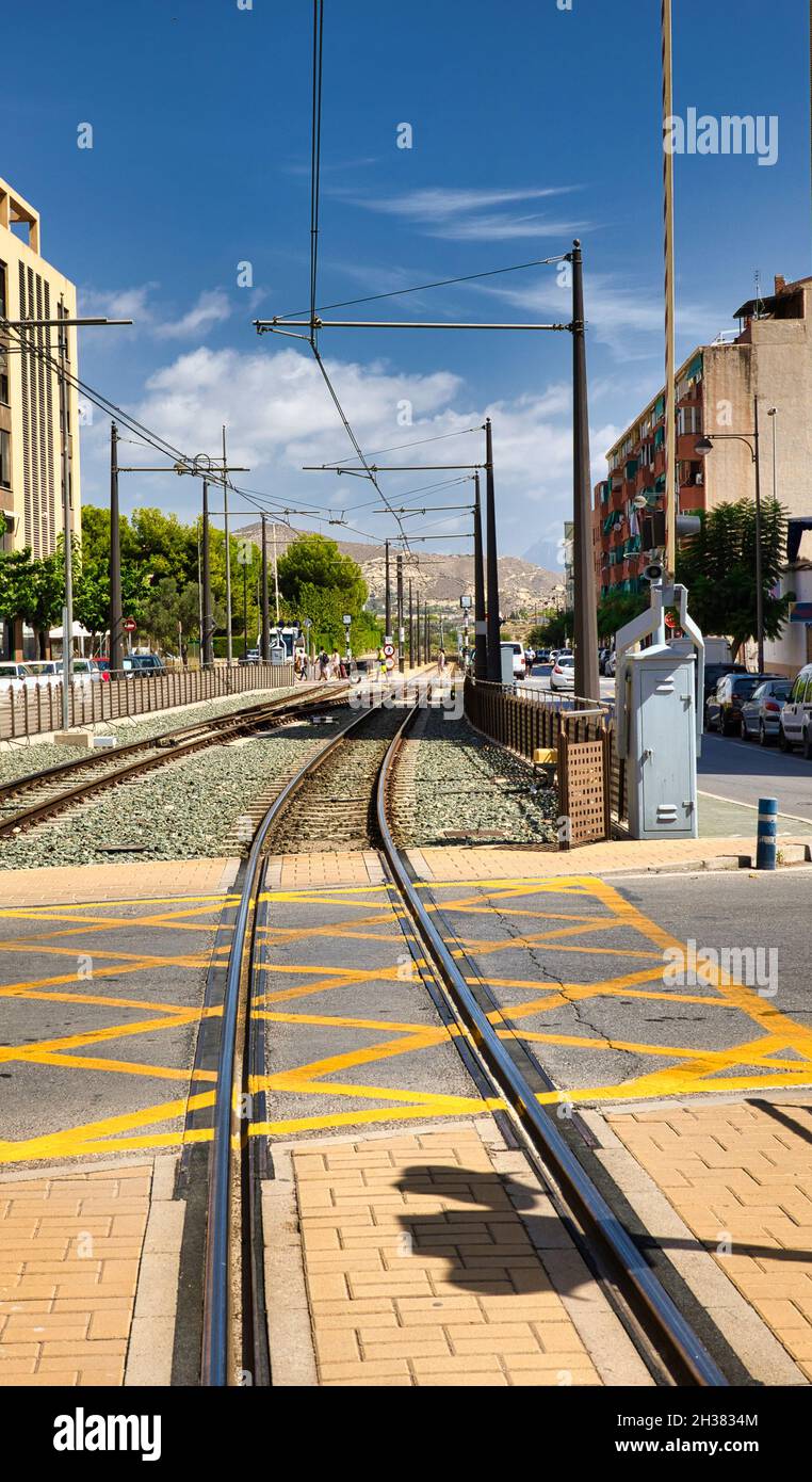 Strade di El Campello con linee di tram visibili che conducono ad Alicante, Spagna. Foto Stock