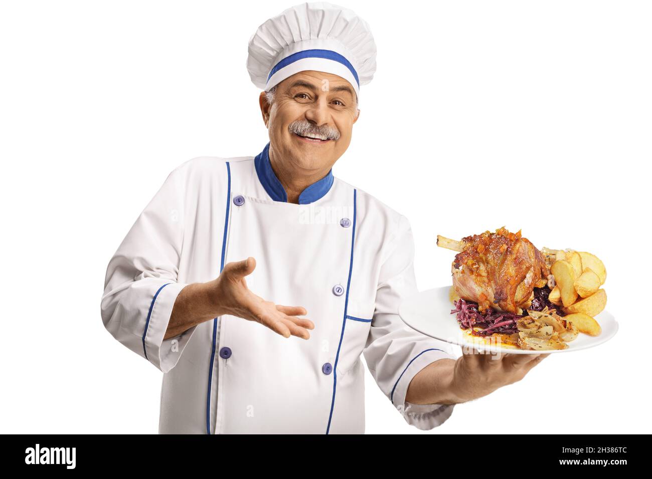 Chef allegro e maturo sorridendo e tenendo un piatto con un piatto di carne e patate isolato su sfondo bianco Foto Stock