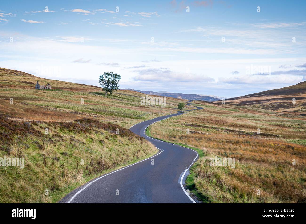 Una strada a corsia singola remota sulle montagne delle Highlands scozzesi Foto Stock