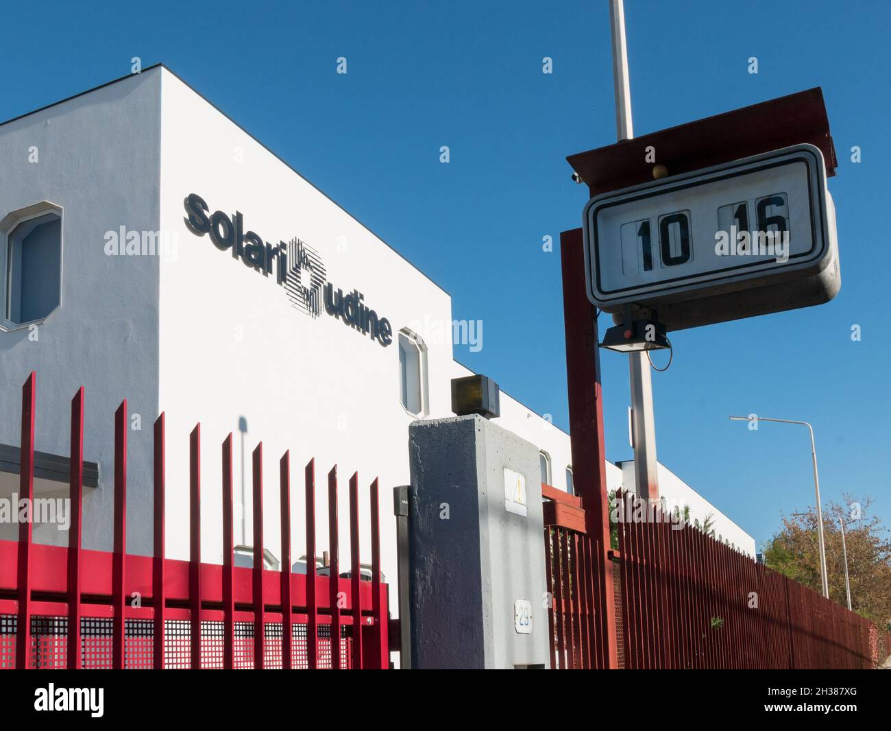 Udine, Italia - la sede della fabbrica italiana di orologi e schede  elettroniche solari con uno dei suoi famosi orologi a scatto all'ingresso  Foto stock - Alamy