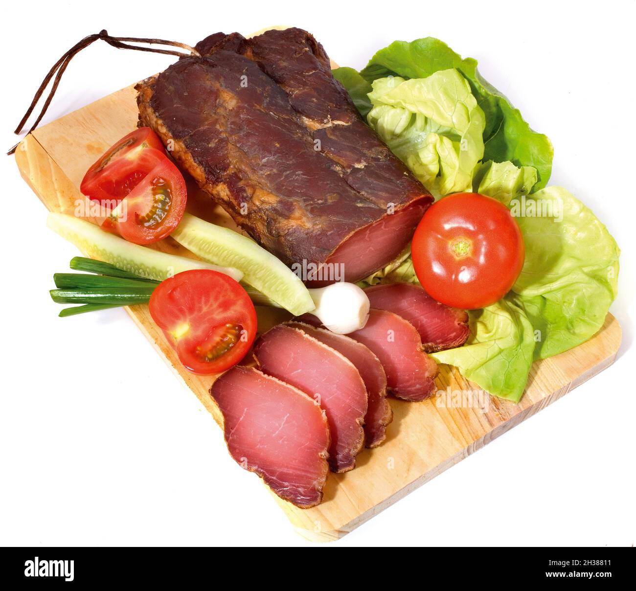 Carne secca fatta in casa con verdure sul piano di cottura rustico in legno Foto Stock