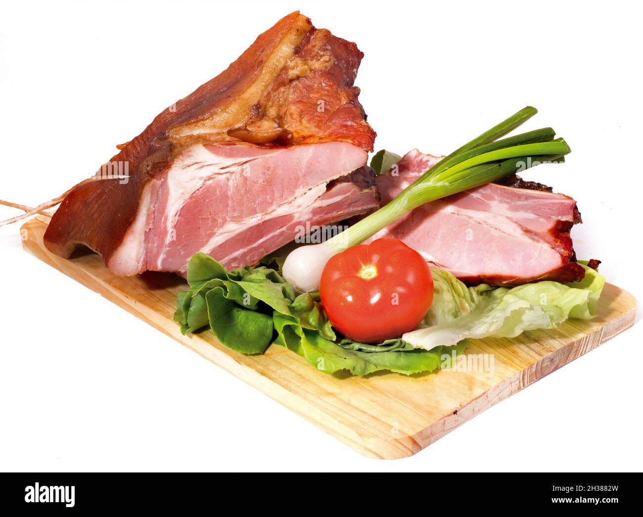 Carne secca fatta in casa con verdure sul piano di cottura rustico in legno Foto Stock