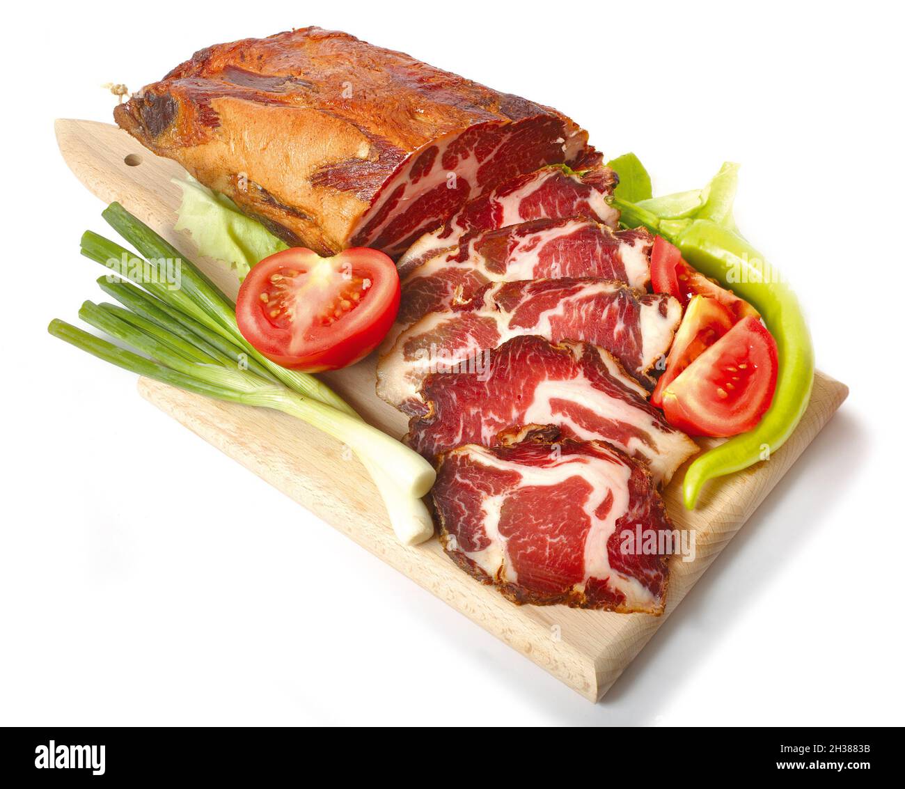 Carne secca fatta in casa con verdure sul piano di cottura rustico in legno Foto Stock