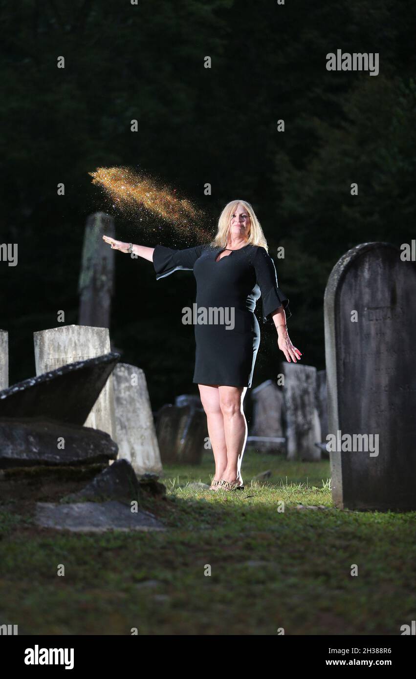 Madison, Conecticut, Stati Uniti. 9 ago 2021. Medium and healer CHRYYYNE MCGRATH al Rockland Cemetery, Madison, Connecticut. Una giovane donna di nome Mary Stannard è stata uccisa nel 1878 e qui sepolta in una tomba non marcata. Nonostante le prove schiaccianti della colpa del reverendo locale, il caso si è concluso in un mistrial. Il Reverando fu liberato e Stannard lasciò l'altra parte desiderando giustizia. Ha infestato la zona, fino a quando McGrath ha aiutato il suo cross-over parecchi anni fa. Un piccolo villaggio di epoca coloniale chiamato il piccolo insediamento geneseo un tempo si trovava vicino al cimitero alla fine di 1700Ã¢â‚¬â„¢, ma Foto Stock