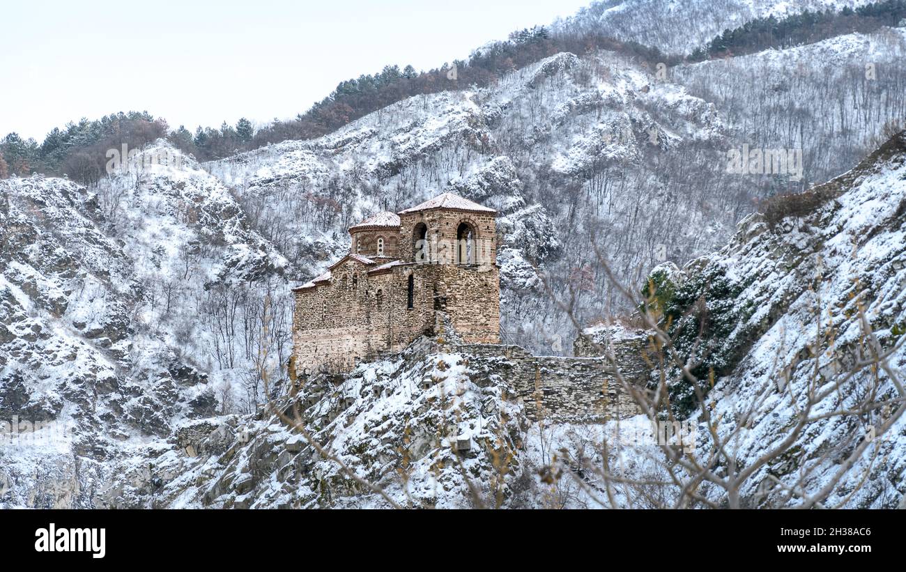 Chiesa della Santa madre di Dio nella Fortezza di Asens circondata montagne di Rodopi bulgaro Foto Stock