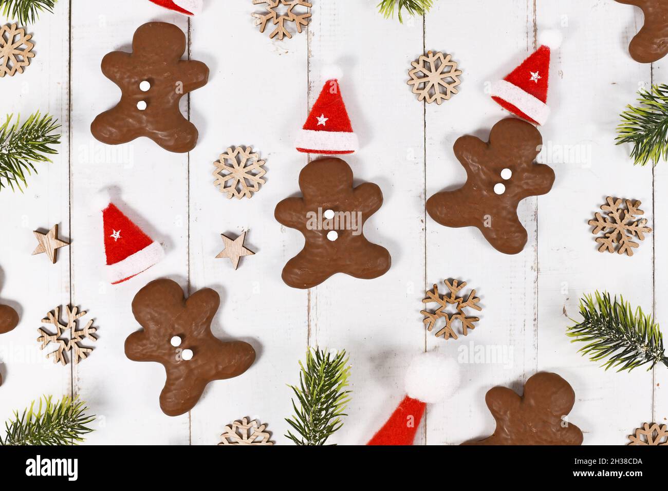 Pan di zenzero tedesco a forma di uomini smaltati con cioccolato tra le decorazioni di Natale Foto Stock
