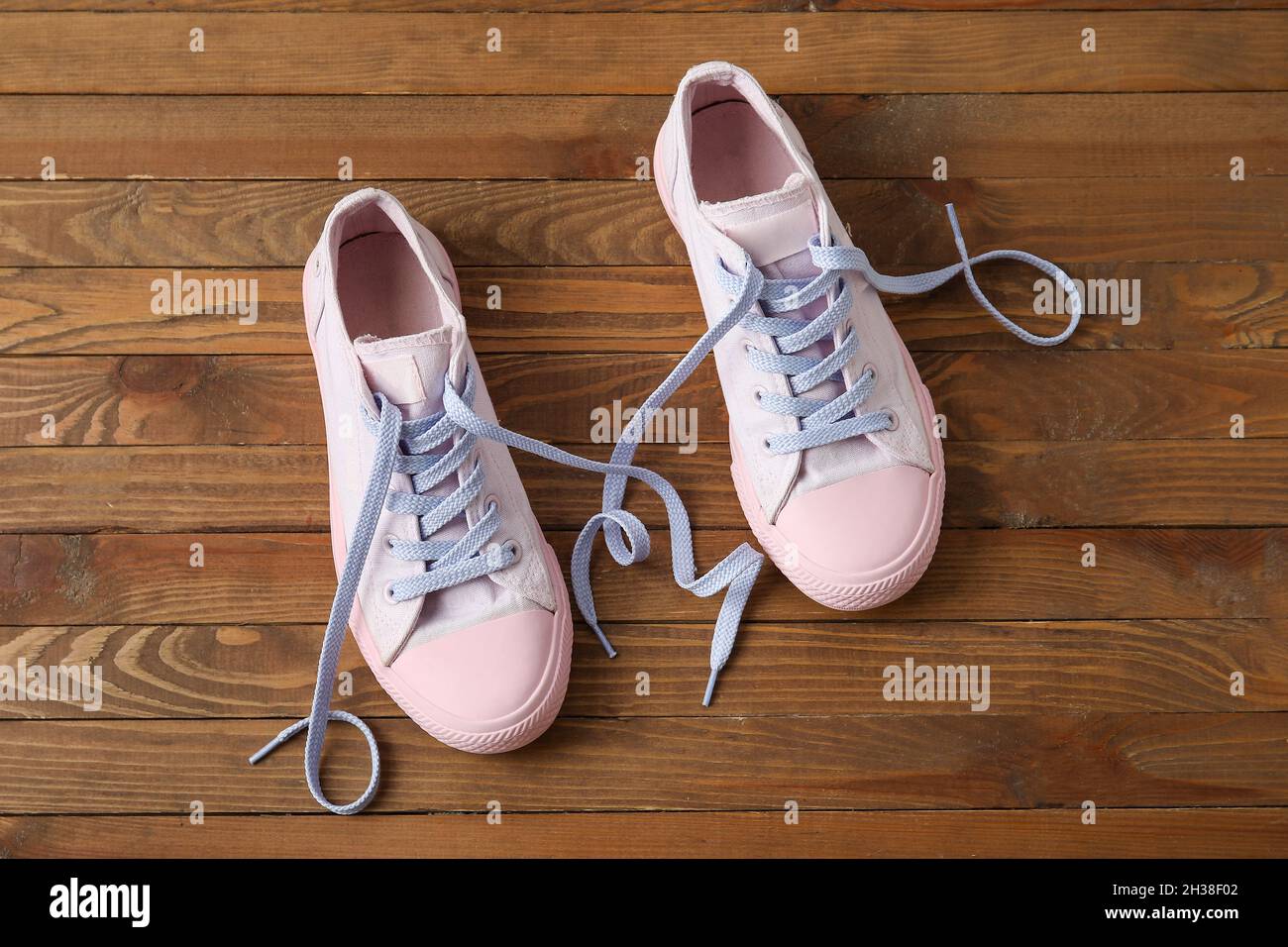 Paio di scarpe eleganti con lacci non legati su sfondo in legno Foto stock  - Alamy