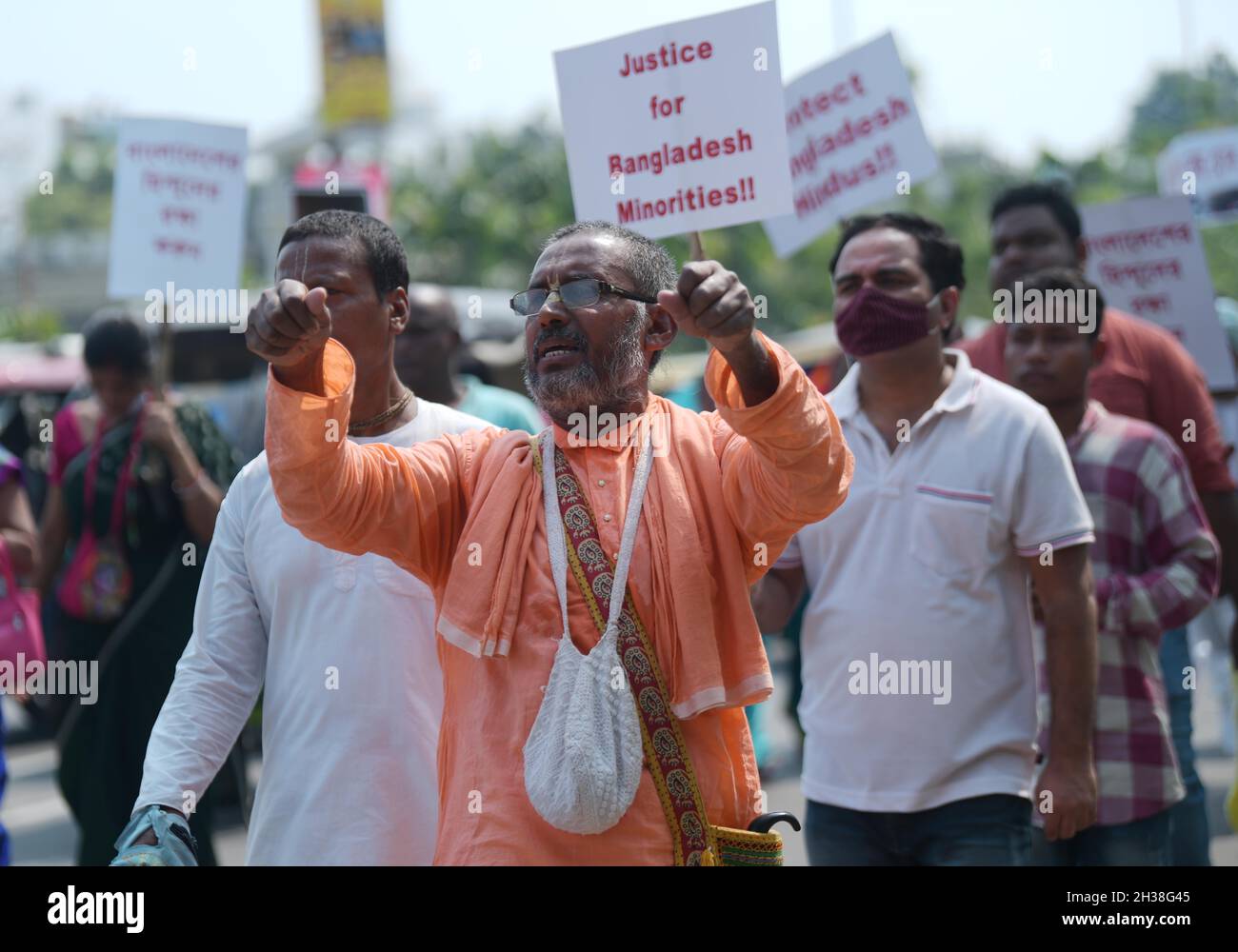 Sacerdoti e seguaci dell'ISKCON, in una veglia di preghiera pacifica per protestare contro il presunto attacco al tempio dell'ISKCON in Bangladesh e per chiedere giustizia agli indù e alle minoranze. La protesta si è tenuta di fronte all'ufficio dei visti del Bangladesh ad Agartala, Tripura, India. Foto Stock