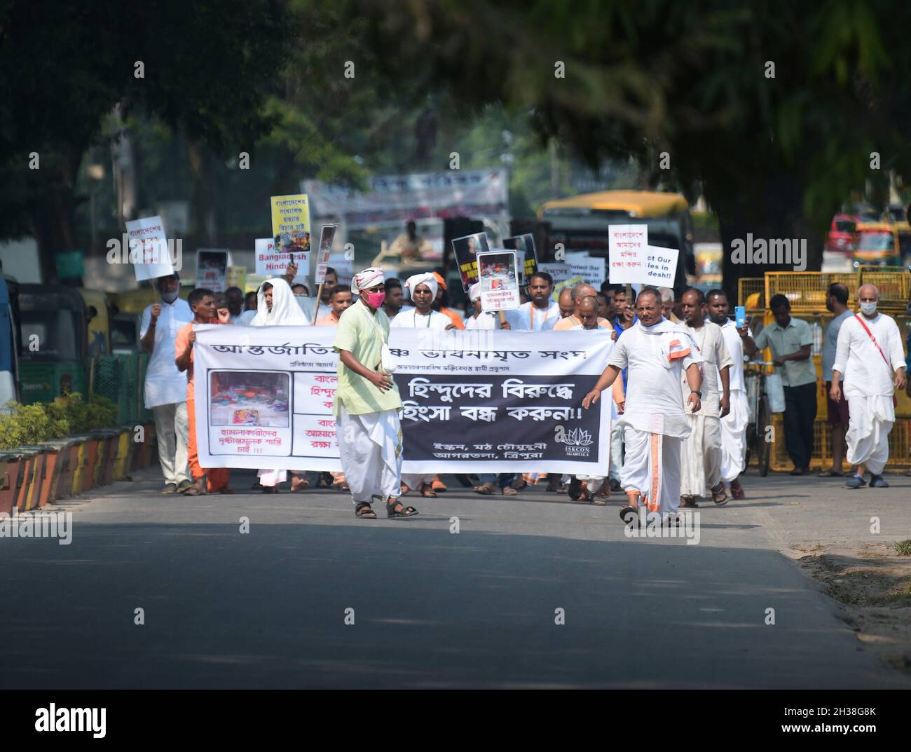 Sacerdoti e seguaci dell'ISKCON, in una veglia di preghiera pacifica per protestare contro il presunto attacco al tempio dell'ISKCON in Bangladesh e per chiedere giustizia agli indù e alle minoranze. La protesta si è tenuta di fronte all'ufficio dei visti del Bangladesh ad Agartala, Tripura, India. Foto Stock